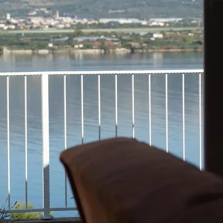 1 Im Erdgeschos Mit Terrasse Und Meerblick 트로기르