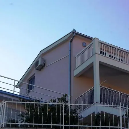 1 Im Erdgeschos Mit Terrasse Und Meerblick 트로기르